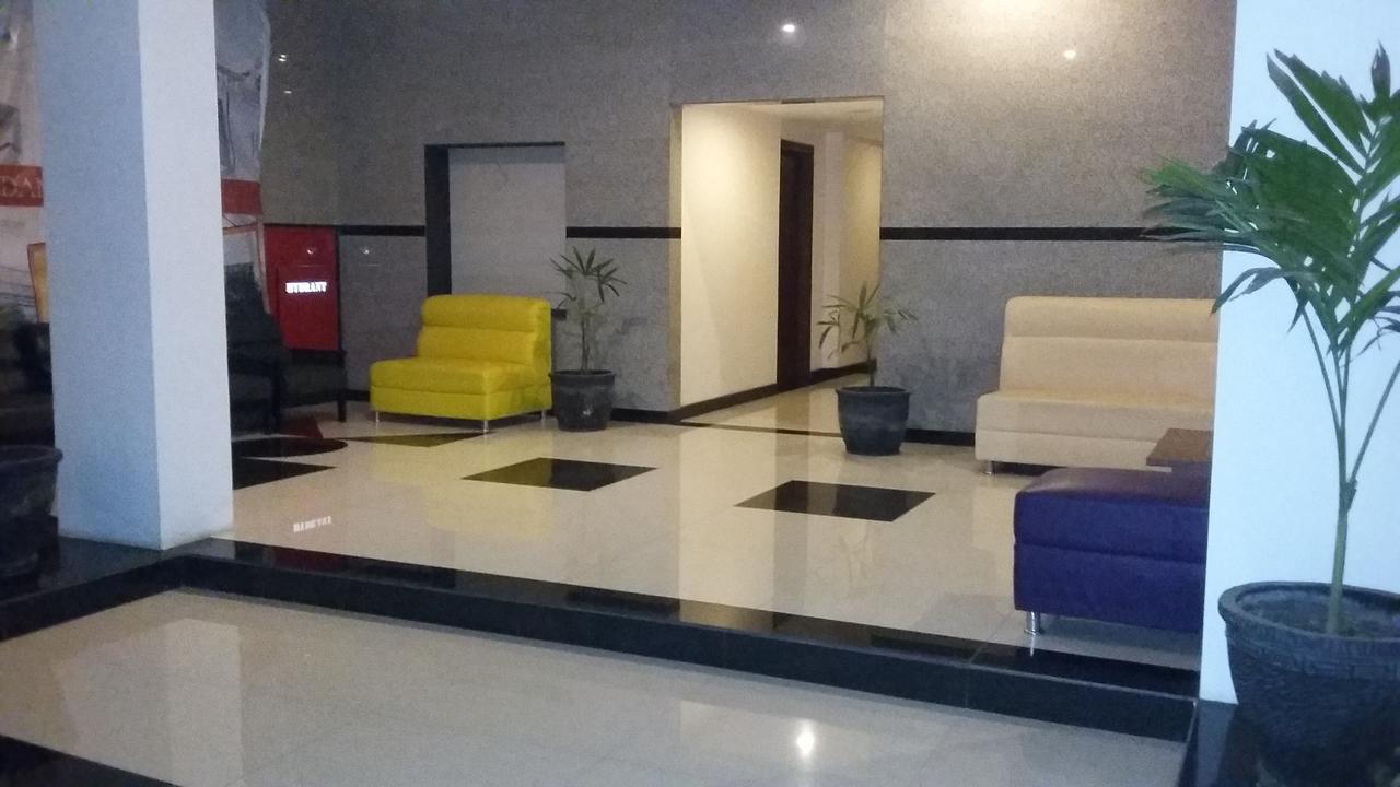 Hotel Kharisma Madiun Eksteriør billede