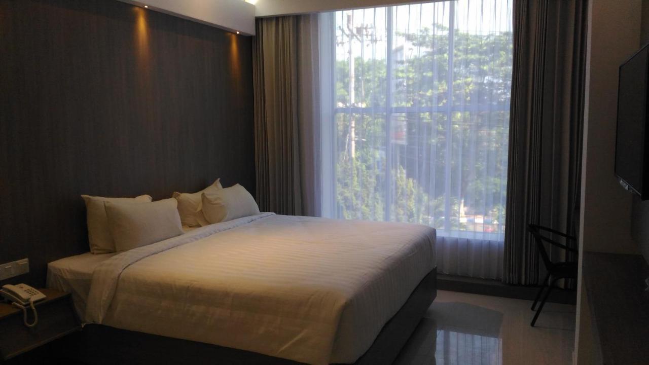 Hotel Kharisma Madiun Eksteriør billede